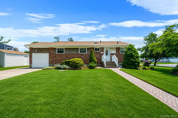 33 Wilshire DR, North Babylon, NY 11703