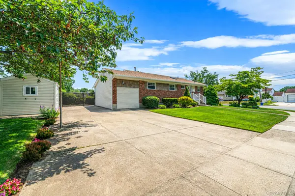 33 Wilshire DR, North Babylon, NY 11703