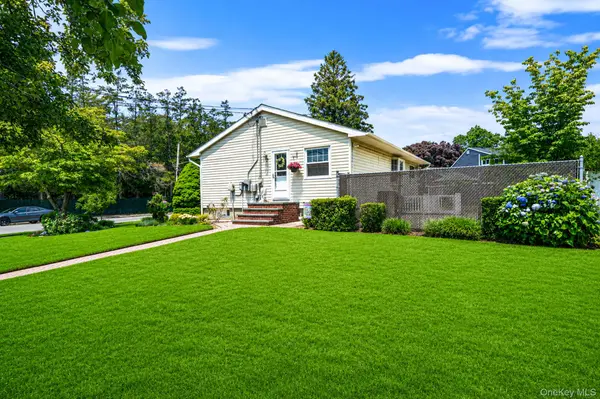 33 Wilshire DR, North Babylon, NY 11703