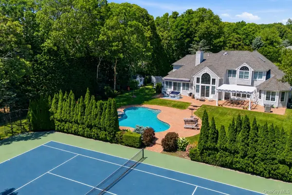 19 Cedarfield LN, Westhampton, NY 11977