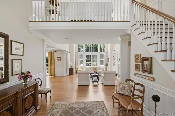 19 Cedarfield LN, Westhampton, NY 11977