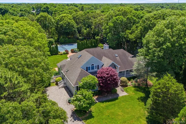 19 Cedarfield LN, Westhampton, NY 11977