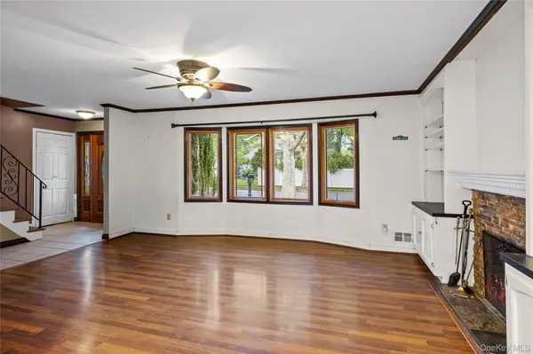2 Bartel DR, Greenlawn, NY 11740
