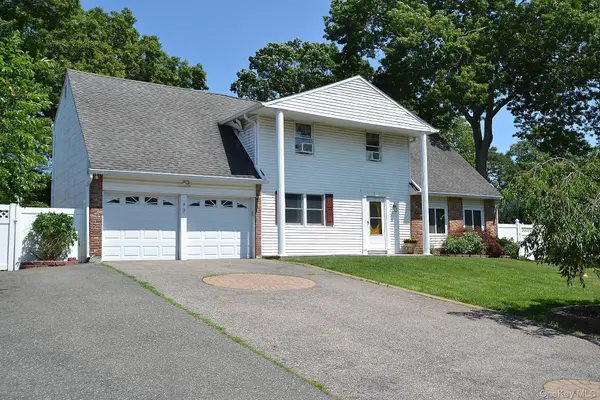 9 Woodbine ST, Coram, NY 11727