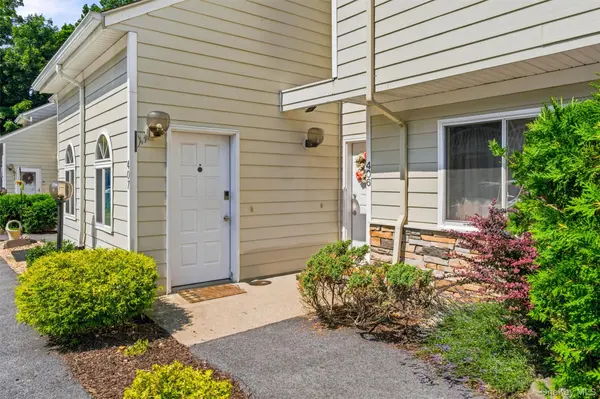 407 Crystal Hill LN, Poughkeepsie, NY 12603