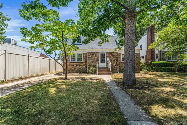 15 Astor PL, Valley Stream, NY 11581