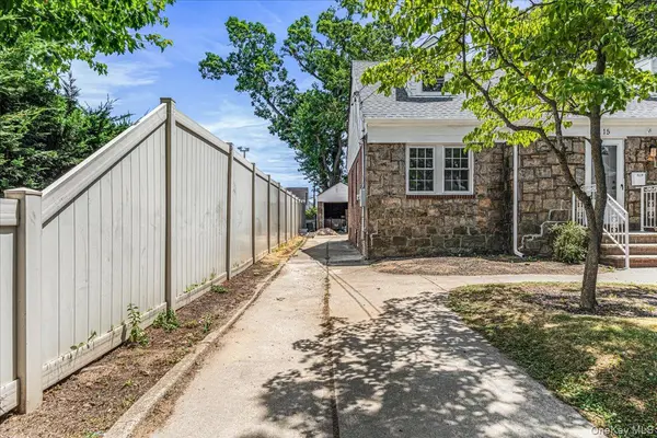 15 Astor PL, Valley Stream, NY 11581