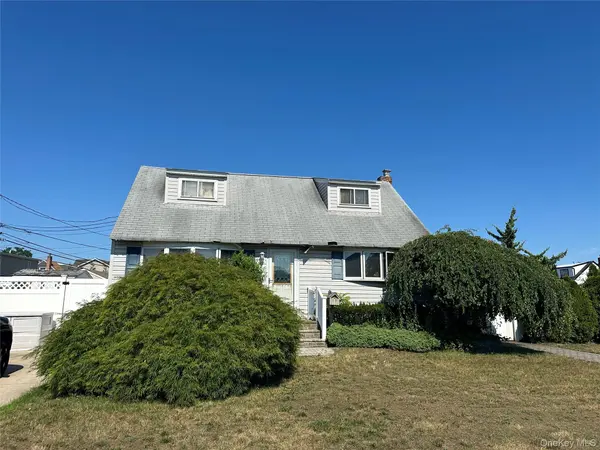 4 Rosemary DR, Massapequa, NY 11758
