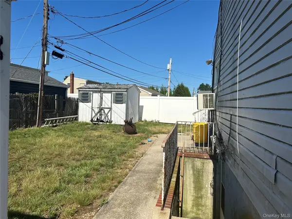 4 Rosemary DR, Massapequa, NY 11758
