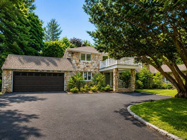 32 Valley RD, Old Westbury, NY 11568