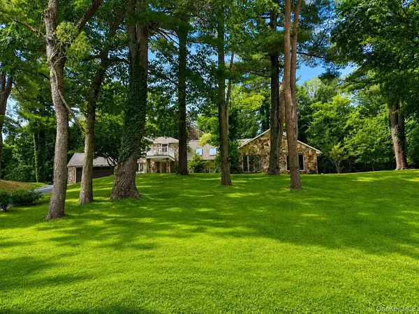32 Valley RD, Old Westbury, NY 11568