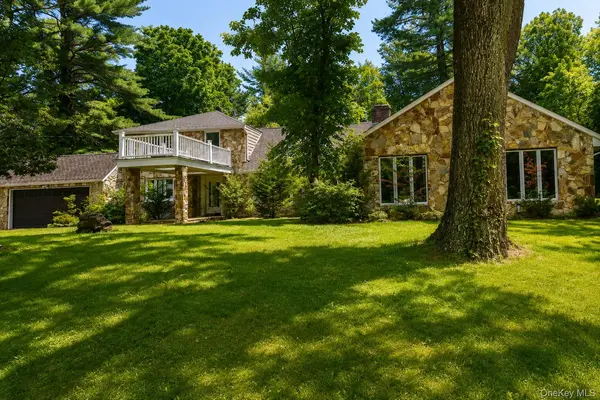 32 Valley RD, Old Westbury, NY 11568