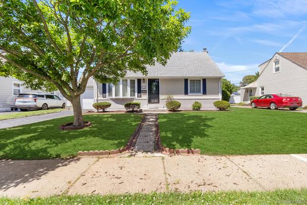 906 Stratford DR, East Meadow, NY 11554