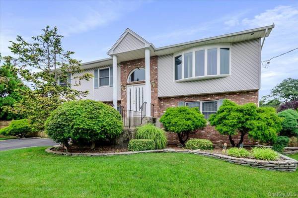 48 Meadow LN, Hicksville, NY 11801