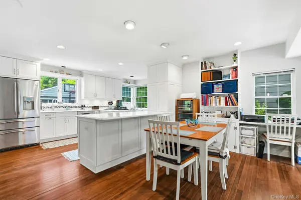 17 Monfort RD, Port Washington, NY 11050