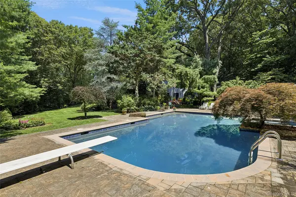 17 Danton LN, Locust Valley, NY 11560