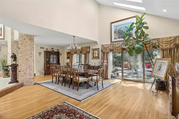 17 Danton LN, Locust Valley, NY 11560