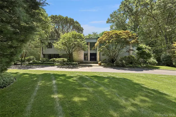 17 Danton LN, Locust Valley, NY 11560