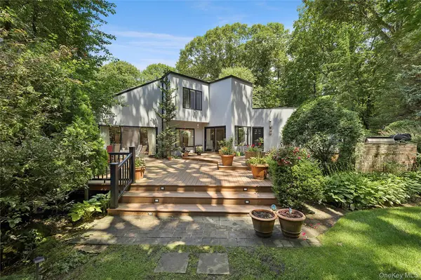 17 Danton LN, Locust Valley, NY 11560