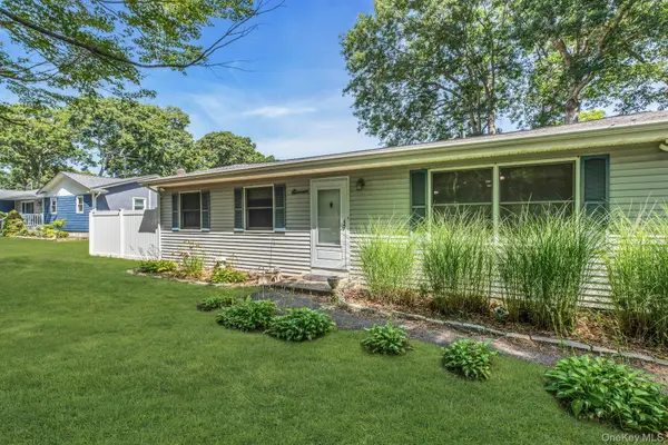 11 Wood AVE, Shirley, NY 11967
