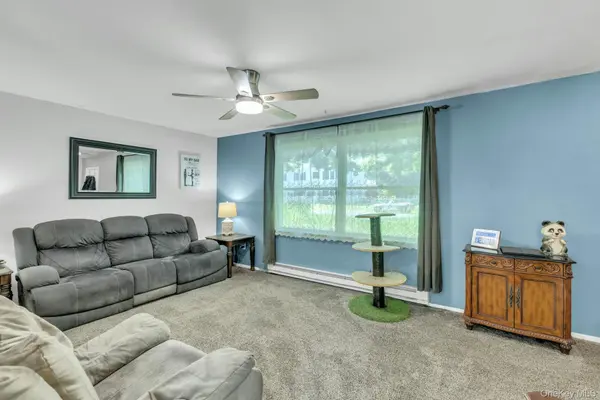 11 Wood AVE, Shirley, NY 11967