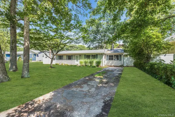 11 Wood AVE, Shirley, NY 11967