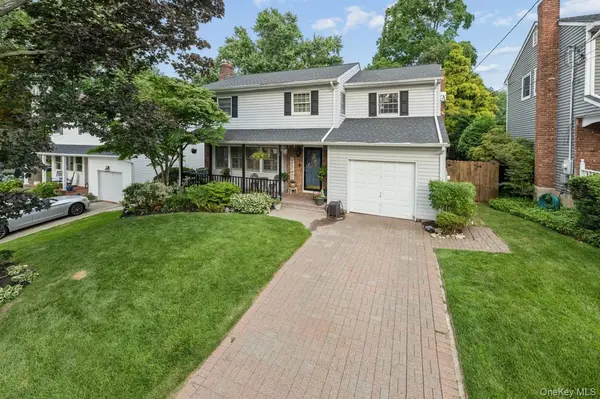 3 Stimson PL, Huntington, NY 11743