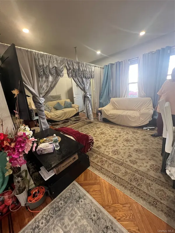11438 198th ST, Saint Albans, NY 11412