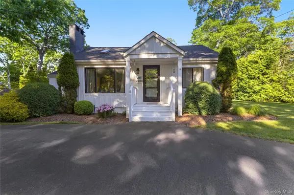 21 Duvall DR, Hampton Bays, NY 11946