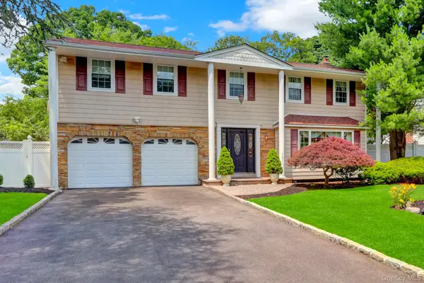 140 Wedgewood DR, Hauppauge, NY 11788