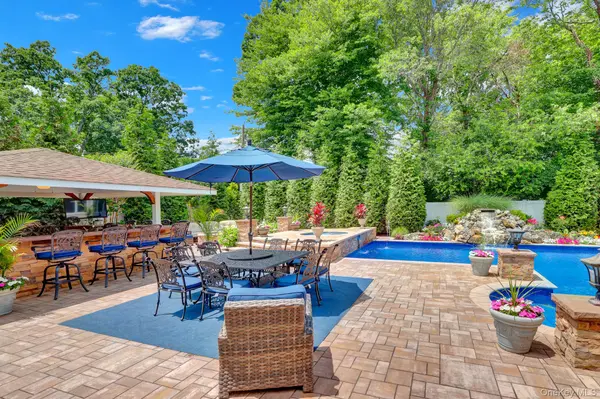 140 Wedgewood DR, Hauppauge, NY 11788