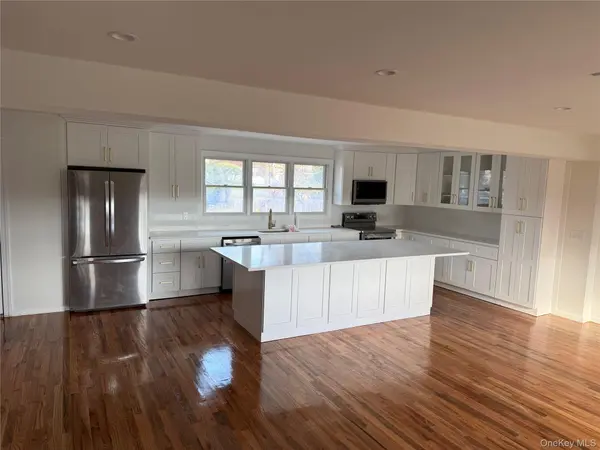 751 Centerwood ST, West Babylon, NY 11704