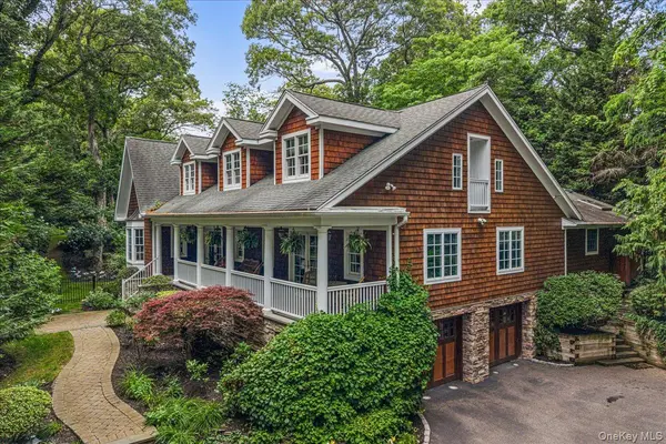 39 Cherry LN, Syosset, NY 11791