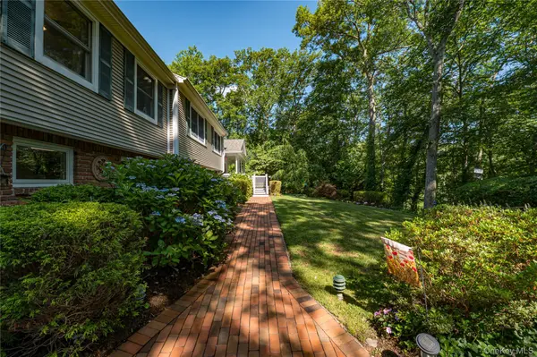 68 Bankside DR, Centerport, NY 11721