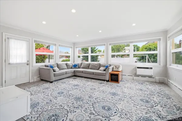 41 Hart ST, Lynbrook, NY 11563