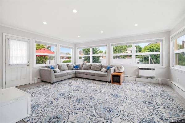 41 Hart ST, Lynbrook, NY 11563