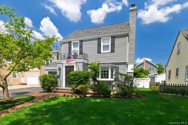 41 Hart ST, Lynbrook, NY 11563