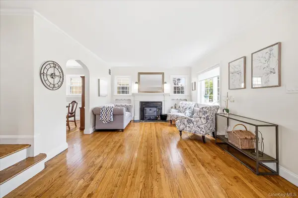 41 Hart ST, Lynbrook, NY 11563