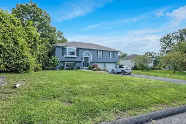 13 Jodphur LN, Newburgh, NY 12550