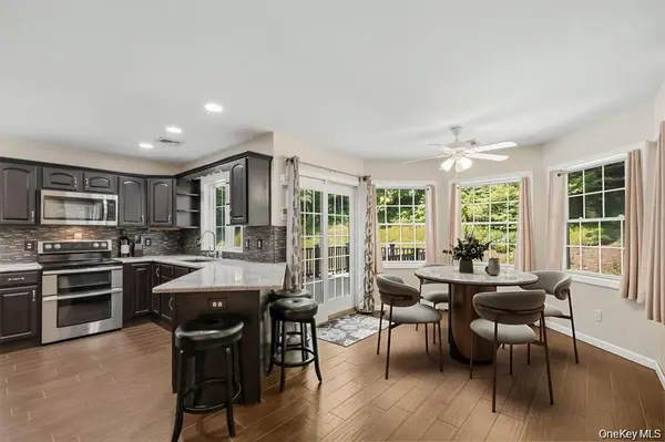 32 Robinson LN, Wappingers Falls, NY 12590