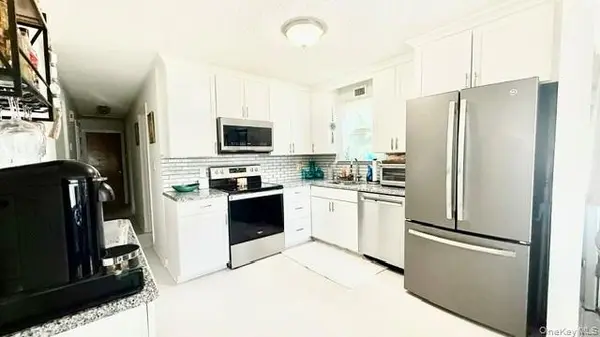 26 Robinwood ST, Mastic, NY 11950