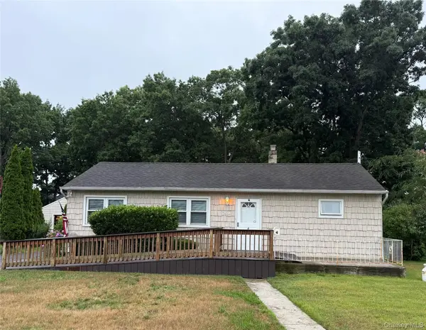 4 Sachs ST, Bay Shore, NY 11706