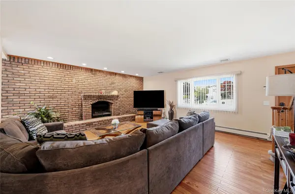 364 Boundary AVE, Massapequa, NY 11758
