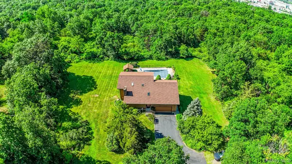 4 Bellview DR, Valley Cottage, NY 10989