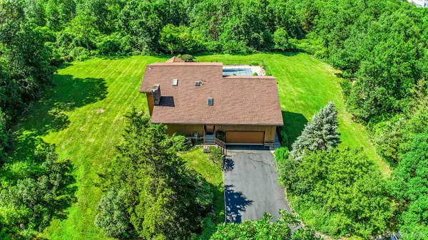 4 Bellview DR, Valley Cottage, NY 10989