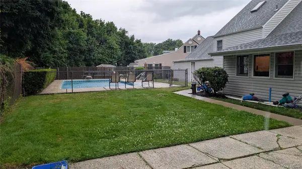 7 Oaktree LN, Huntington Station, NY 11746