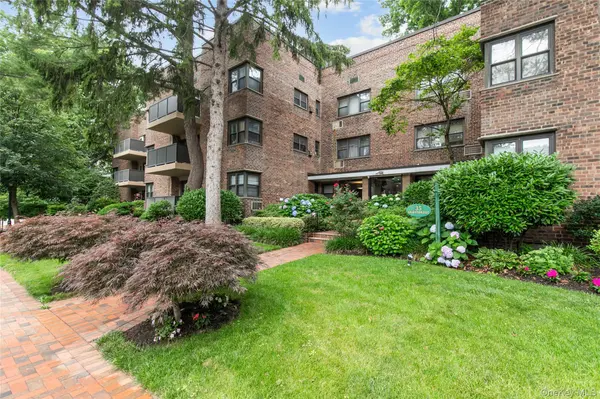 35 Knightsbridge RD #2-B, Great Neck, NY 11021