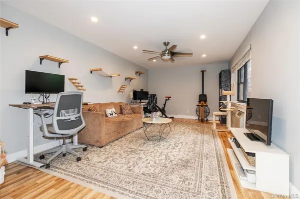 35 Knightsbridge RD #2-B, Great Neck, NY 11021