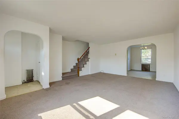 53-21 194th ST, Fresh Meadows, NY 11365