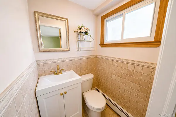 108 Keswick DR, East Islip, NY 11730